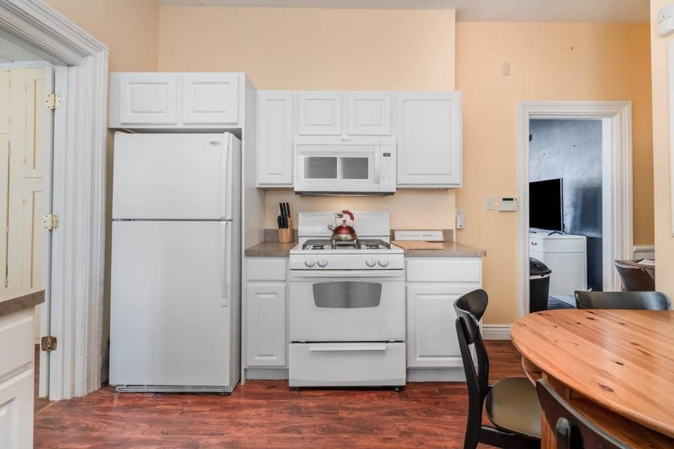 Kitchen or kitchenette, Dining area, laundry
