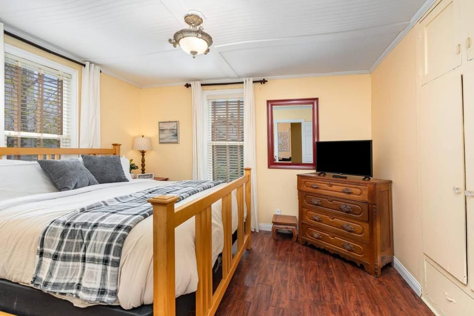 Downstairs 2 Bedroom Apt- Pet Friendly- walking distance to beach & shops Apartment in Michigan City