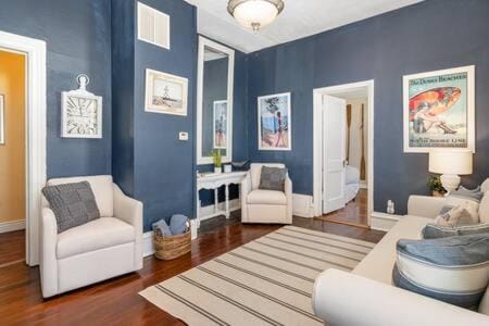 Downstairs 2 Bedroom Apt- Pet Friendly- walking distance to beach & shops Apartment in Michigan City