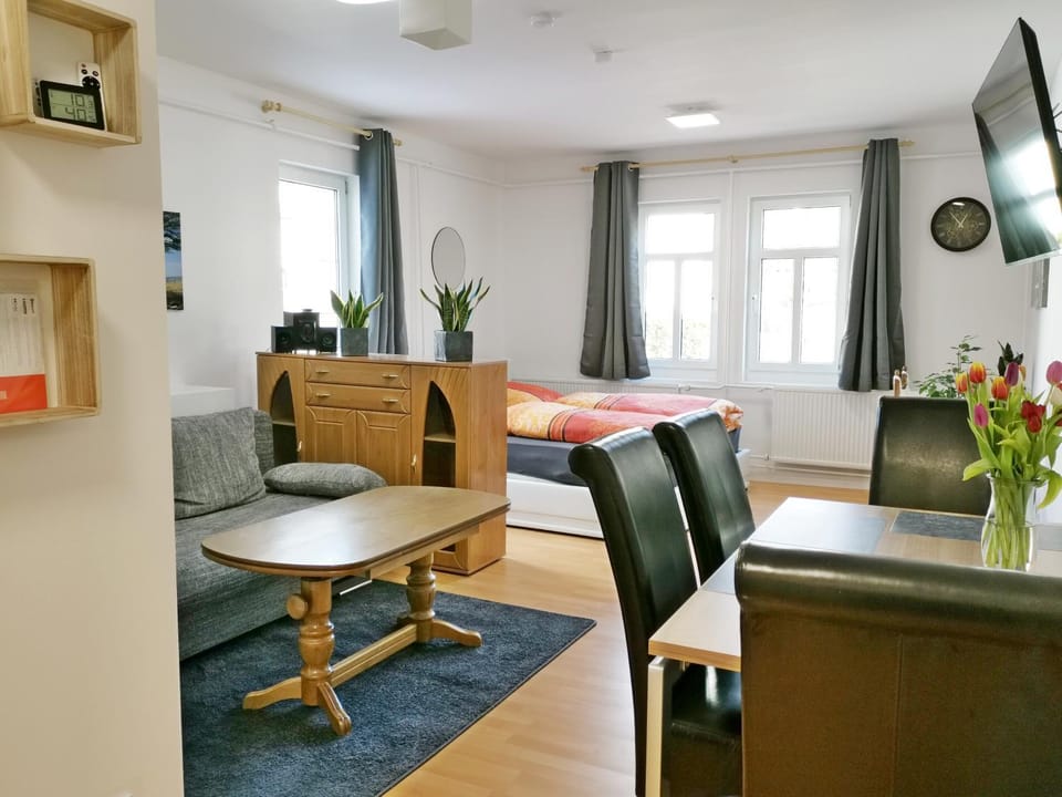 Bed, TV and multimedia, Living room, Photo of the whole room, Seating area, Dining area, Bedroom, hair dresser