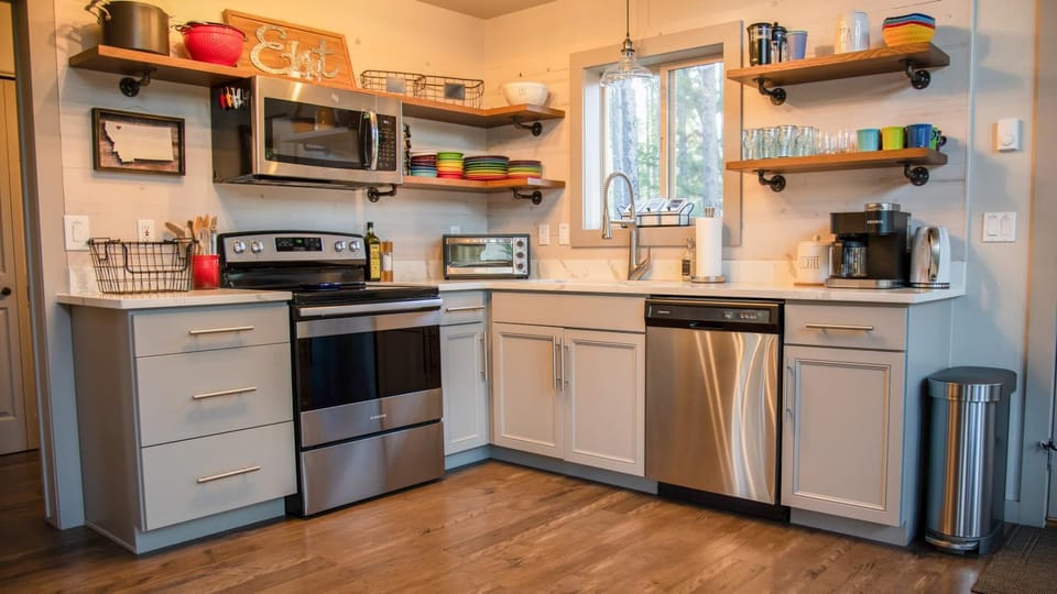 Coffee/tea facilities, Kitchen or kitchenette, dishwasher, oven, stove, toaster