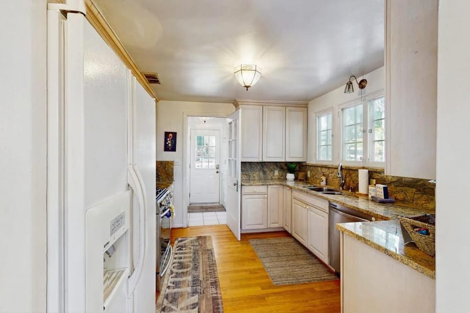 Vintage Village Walk Cottage House in Lake Arrowhead