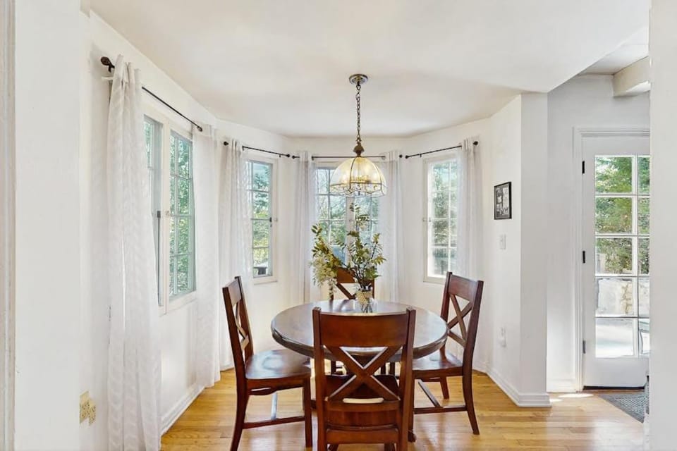 Vintage Village Walk Cottage House in Lake Arrowhead