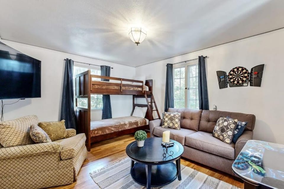 Vintage Village Walk Cottage House in Lake Arrowhead