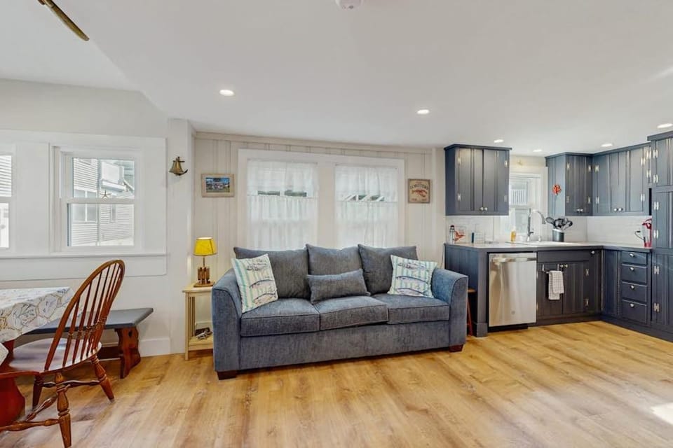 Cool Change Apartment in Hampton