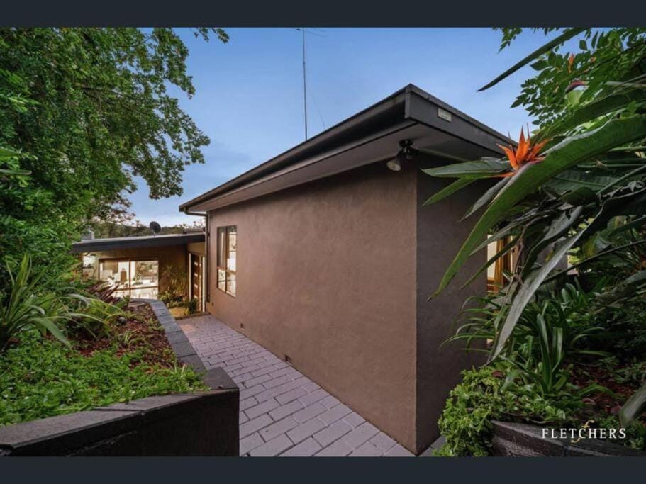 Resort-style 5 bdrm home w pool, spa & billiards! House in Melbourne