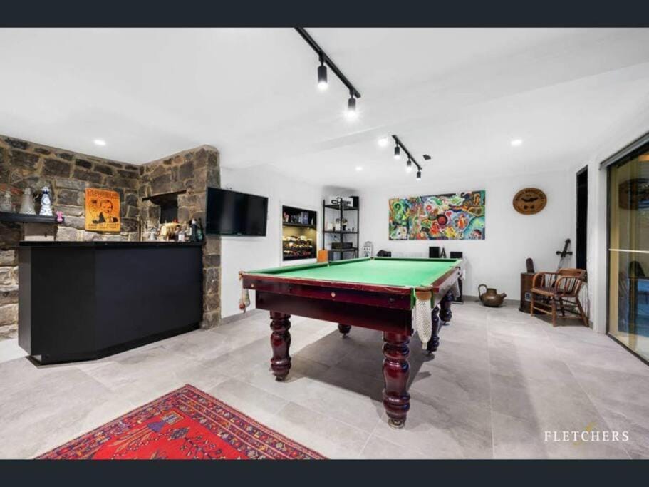 Resort-style 5 bdrm home w pool, spa & billiards! House in Melbourne