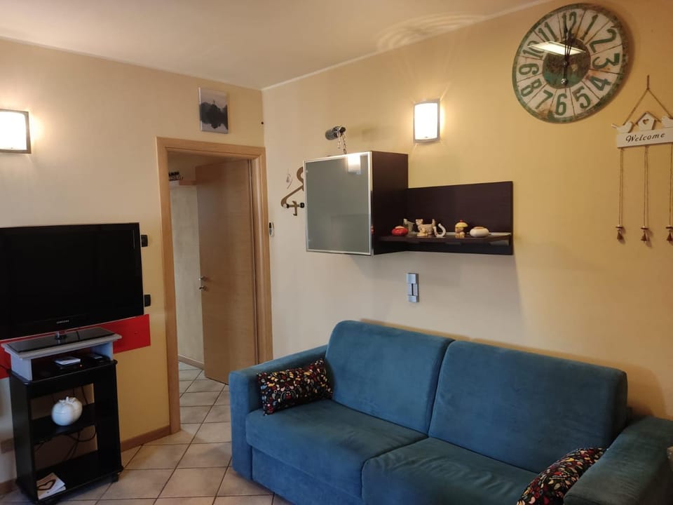 Communal lounge/ TV room, TV and multimedia, Living room, Seating area