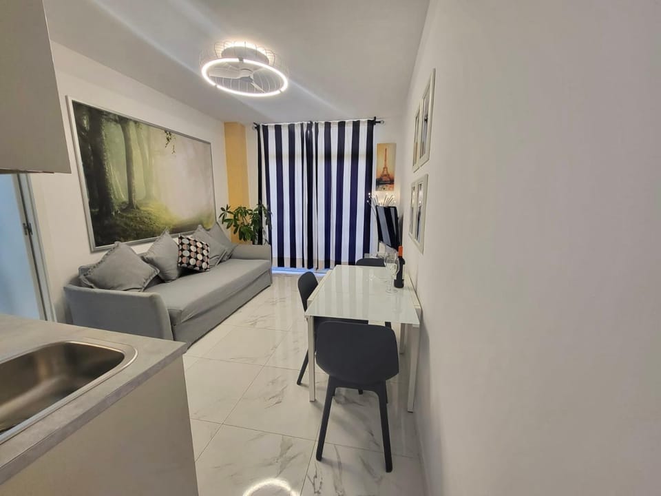 Communal lounge/ TV room, TV and multimedia, Living room, air conditioner
