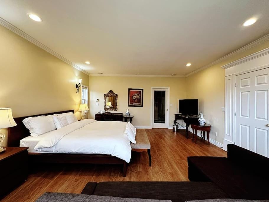 Photo of the whole room, Bedroom