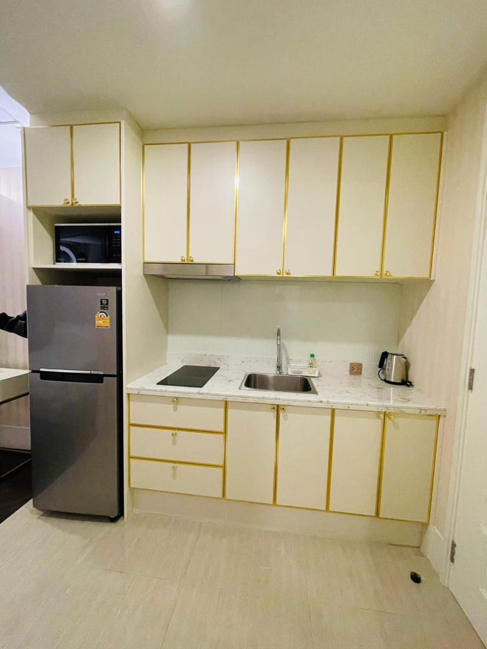 Kitchen or kitchenette, minibar