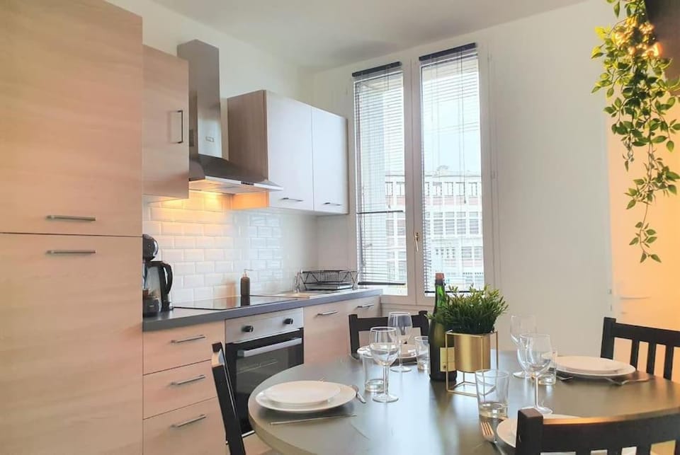 Kitchen or kitchenette, Dining area, minibar, pet friendly, stove