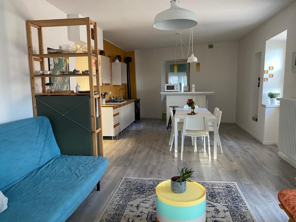 Kitchen or kitchenette, Living room, Seating area, Dining area