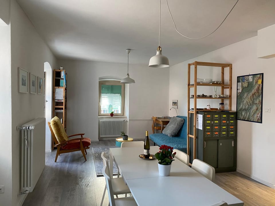 Living room, Seating area, Dining area, internet