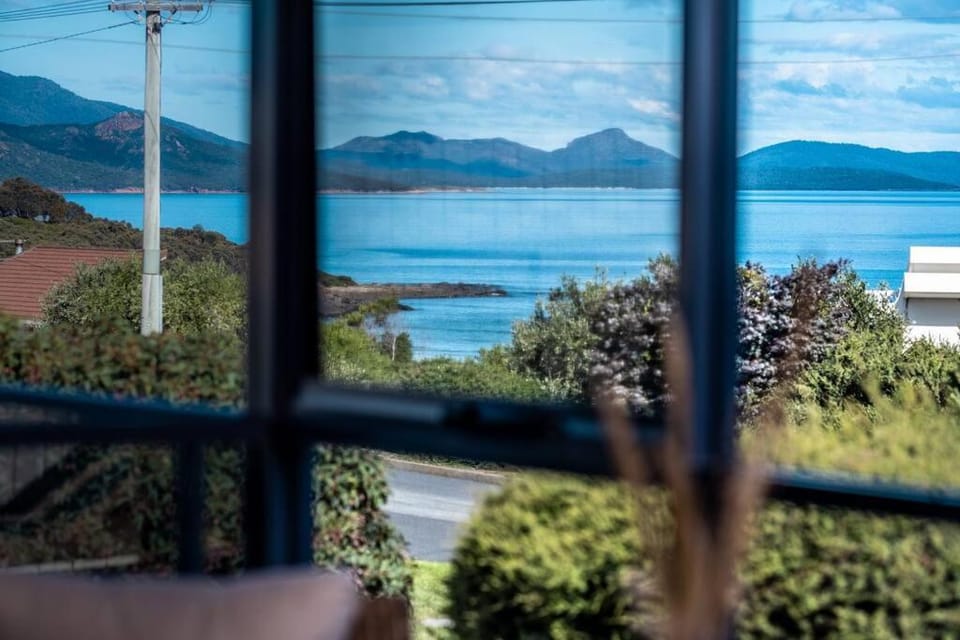 Blue Waves House in Tasmania