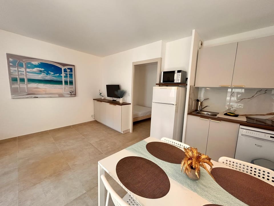 Paradis- 4 PERS, Neuf, Hyper centre ! Plage à 2 mn- Climatisé Apartment in Saint-Raphael