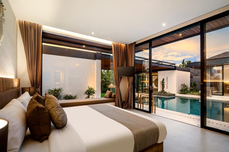 Bed, TV and multimedia, View (from property/room), Bedroom, Pool view, air conditioner