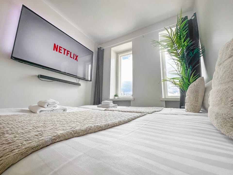 Bed, TV and multimedia, Bedroom, towels