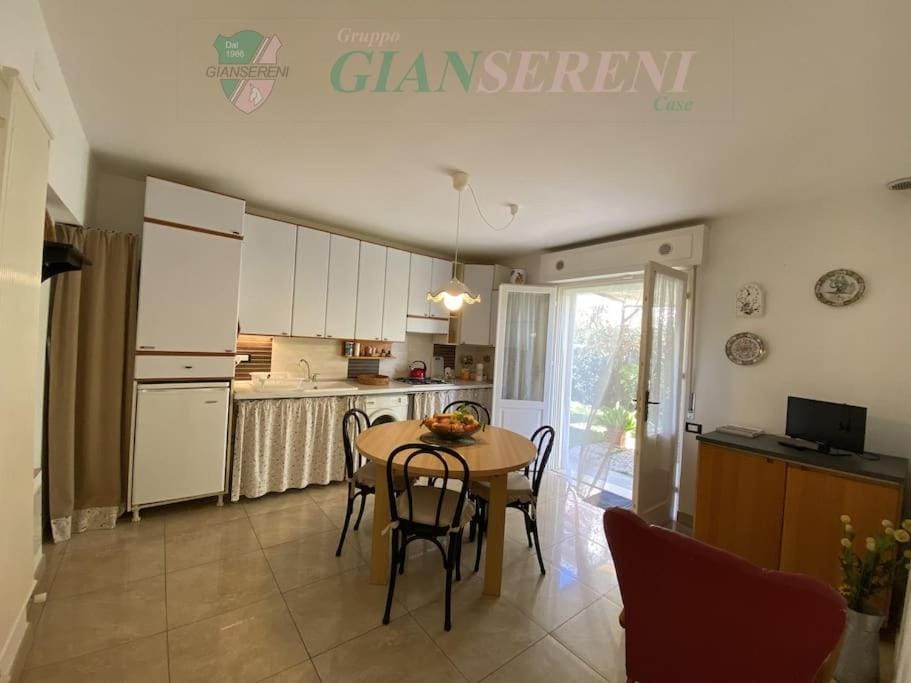 Kitchen or kitchenette, Dining area, stove