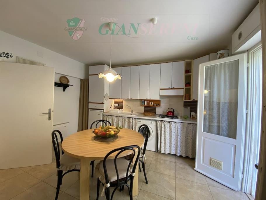 Kitchen or kitchenette, Dining area, stove