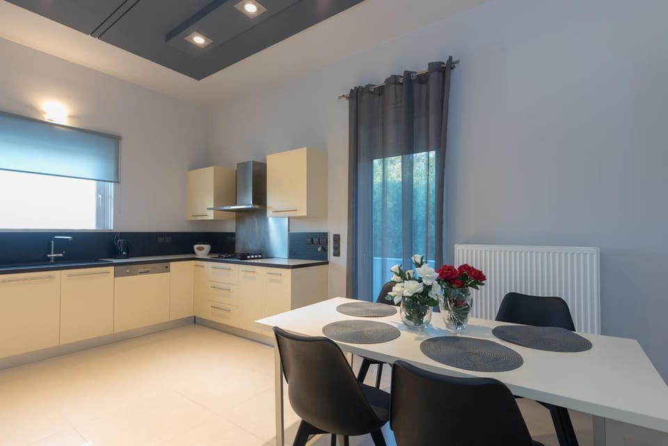 Kitchen or kitchenette, Dining area, stove