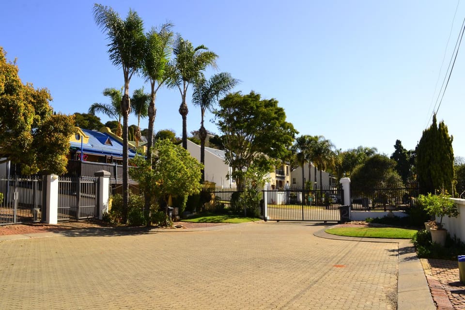 People, Neighbourhood, Diving, Area and facilities, Area and facilities, Parking