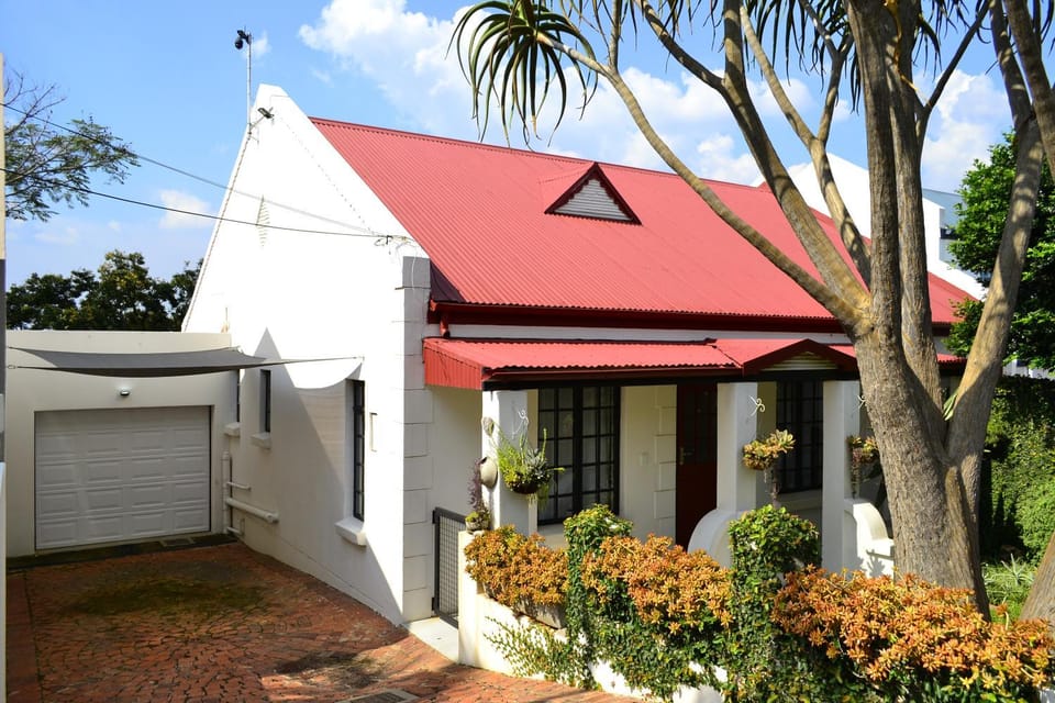 Property building, Facade/entrance, Garden, Parking