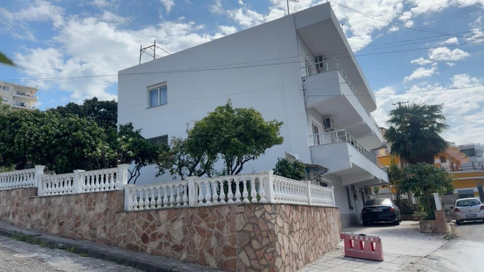 Property building, Day, Neighbourhood, Street view, Location, Parking