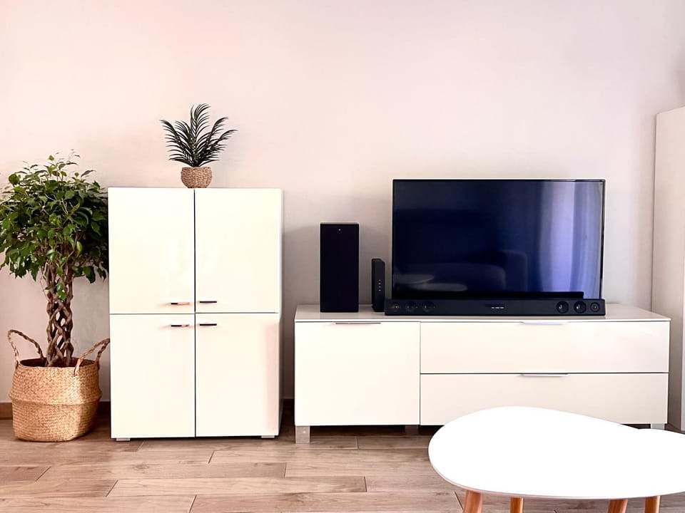 Modern and peaceful flat with terrace and parking Apartment in Nice