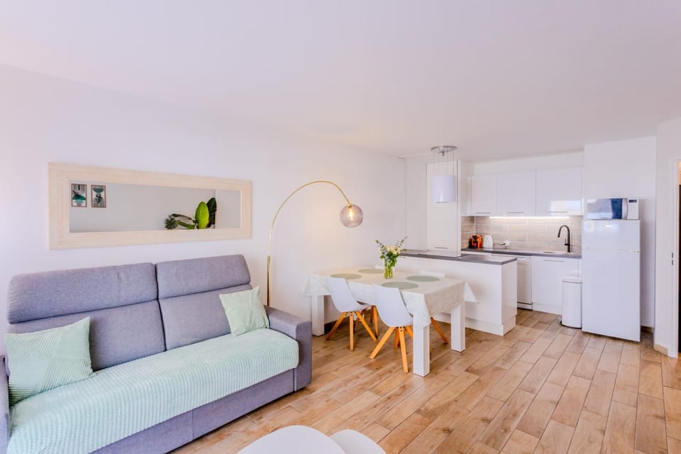 Modern and peaceful flat with terrace and parking Apartment in Nice