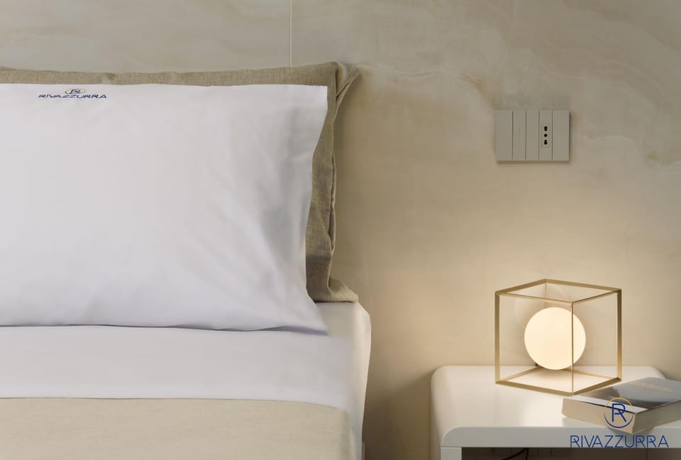 Bed, Photo of the whole room, Decorative detail, Bedroom