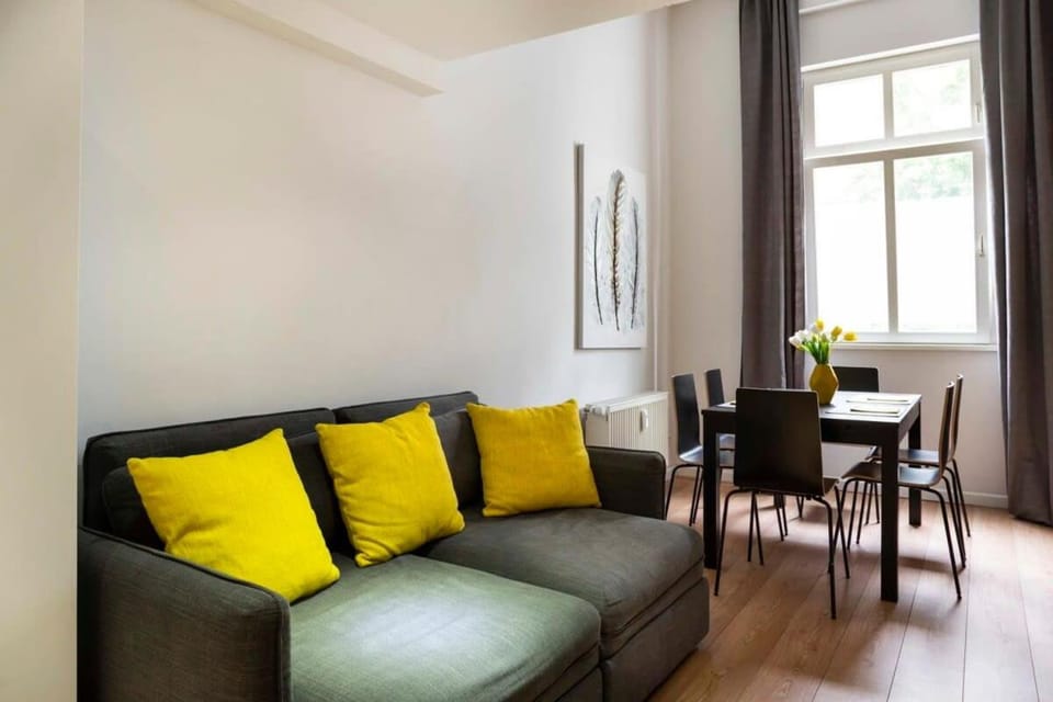 Industrial Style plus Self Checkin plus Street Parking Apartment in Berlin
