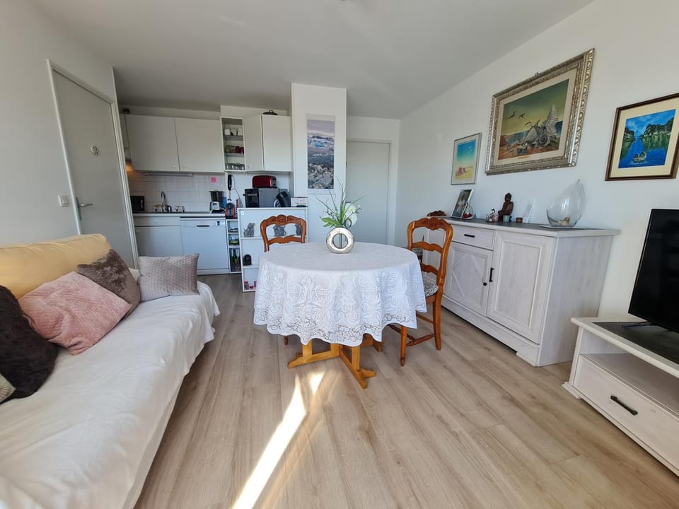 TV and multimedia, Kitchen or kitchenette, Living room, Dining area