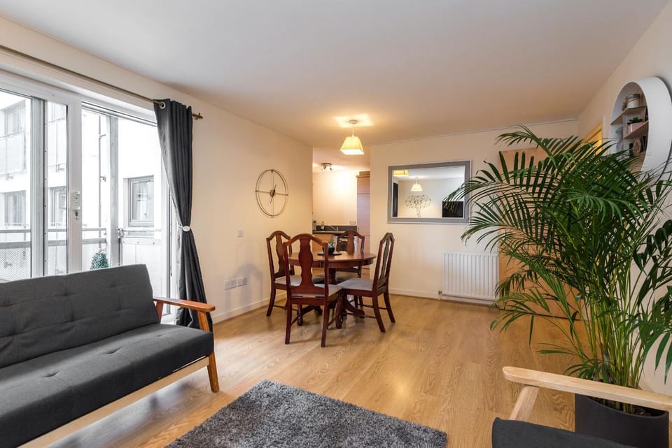 TV and multimedia, Living room, Seating area, Dining area