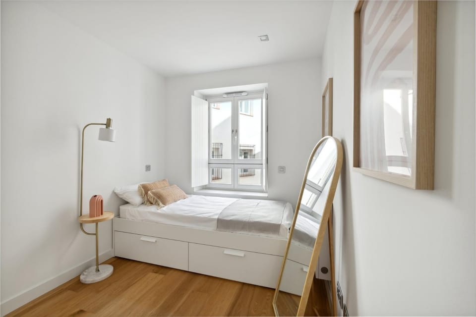 Bed, Photo of the whole room, Bedroom