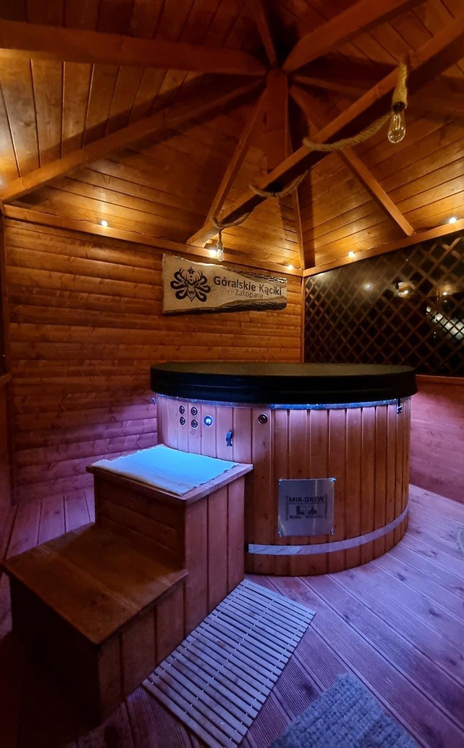 Hot Tub, Internal: Not applicable to any particular room
