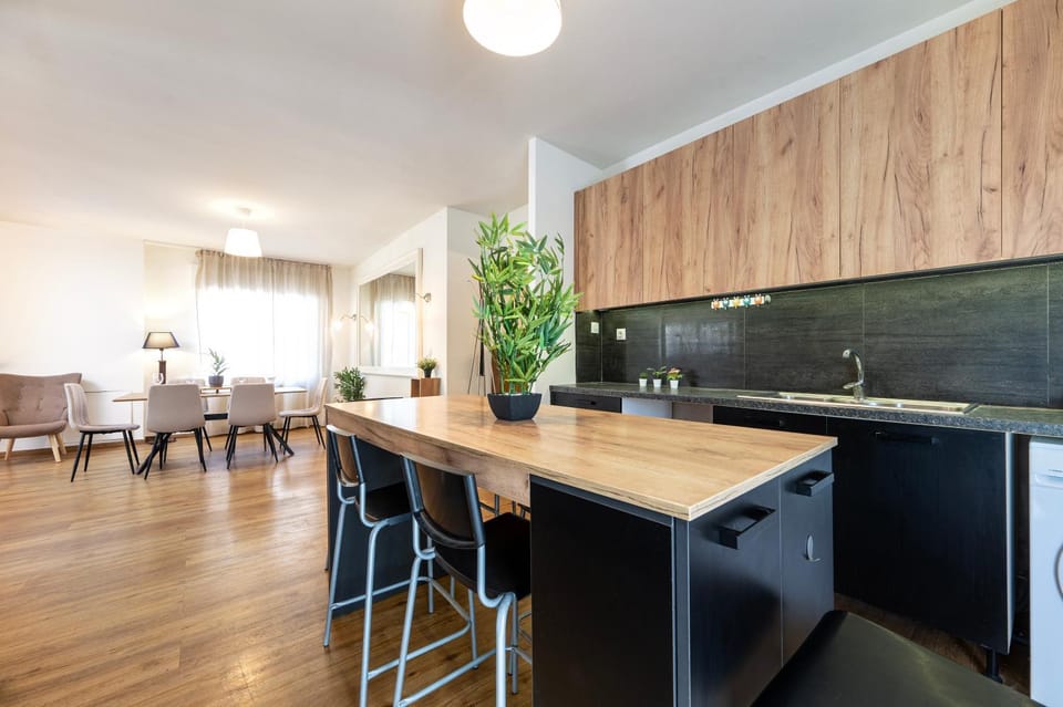 Kitchen or kitchenette, Dining area, stove