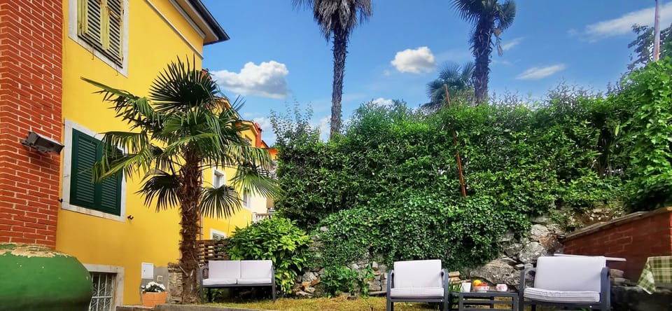 Property building, Spring, Day, Garden, Garden, Garden view, sunbed