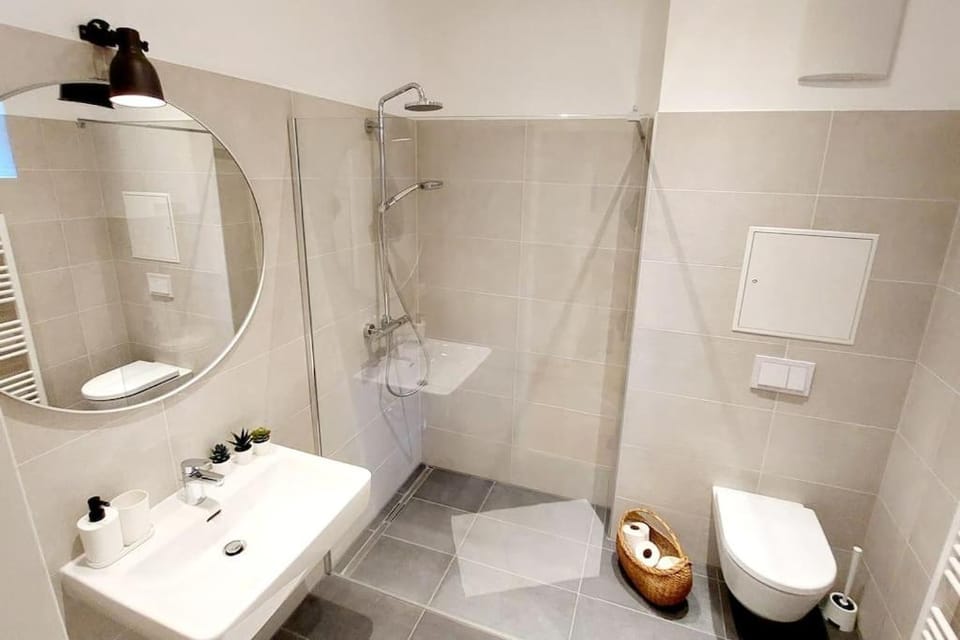 Shower, Toilet, Bathroom, towels