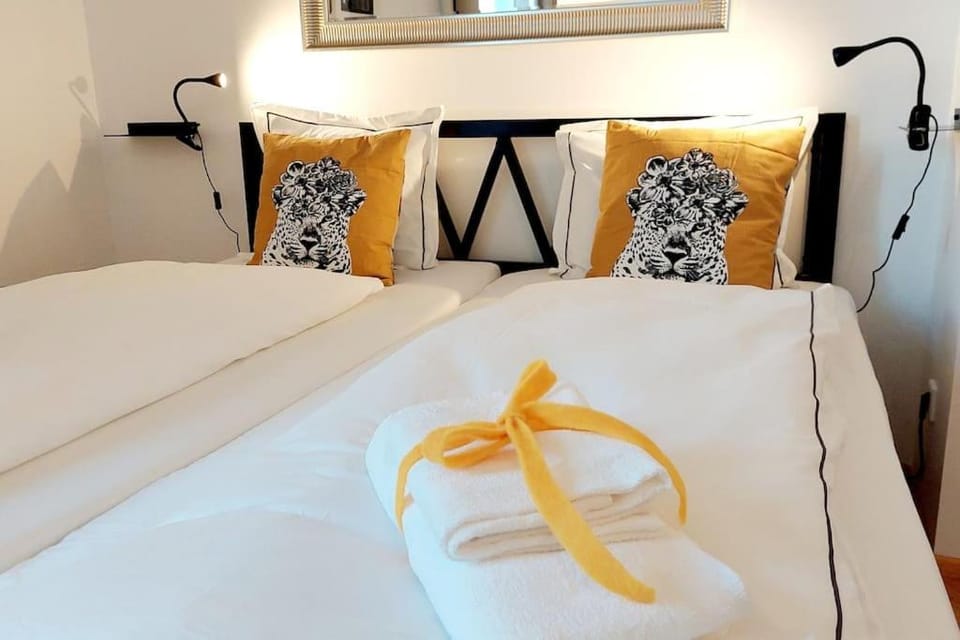 Bed, Bedroom, towels