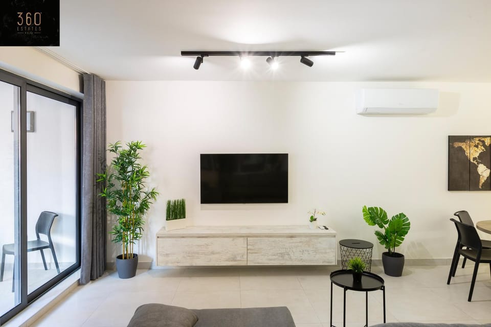 Beautiful, cozy APT just off the Promenade & WIFI by 360 Estates Apartment in Sliema