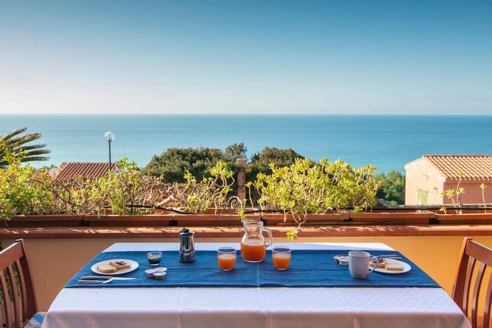 Natural landscape, Balcony/Terrace, Dining area, Food, Sea view