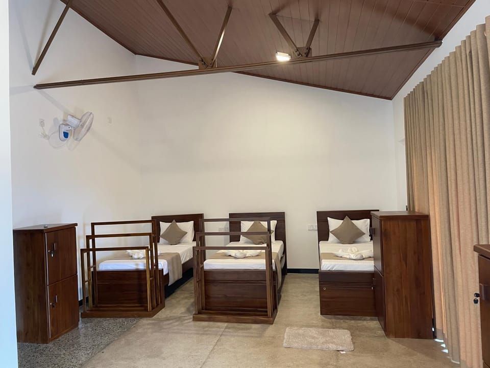 The Lake Round Guest House Bed and Breakfast in Kandy