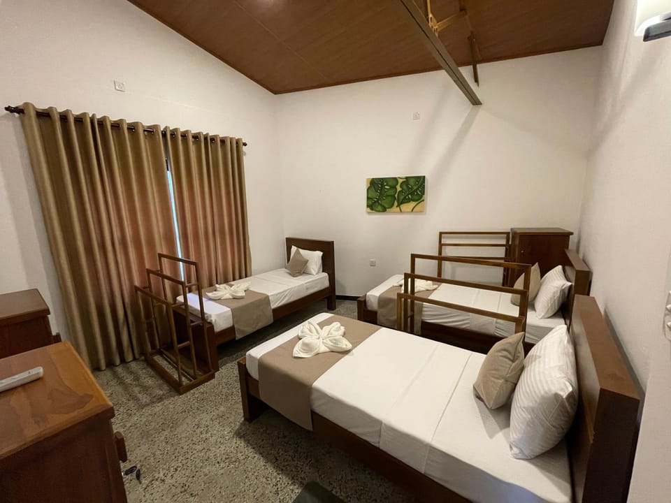 The Lake Round Guest House Bed and Breakfast in Kandy