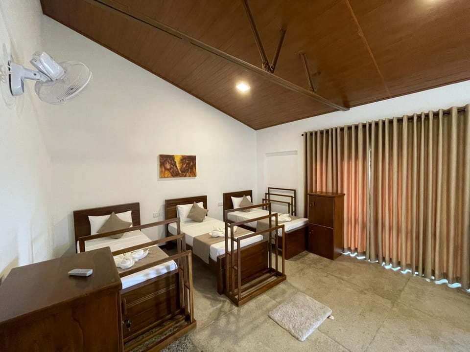 The Lake Round Guest House Bed and Breakfast in Kandy