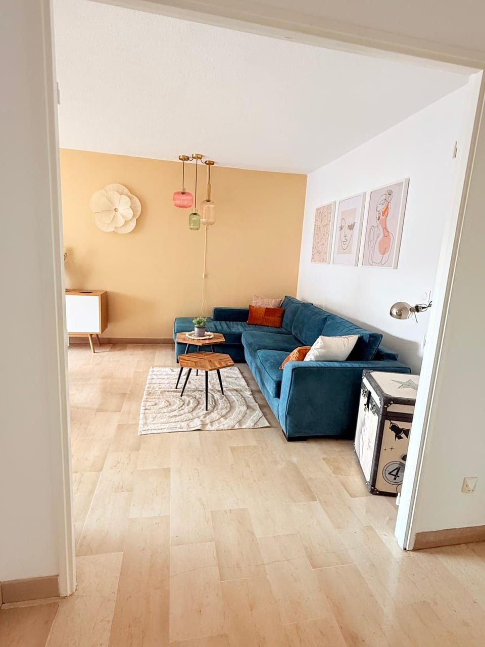 Kitchen or kitchenette, Living room, Seating area, Dining area, internet