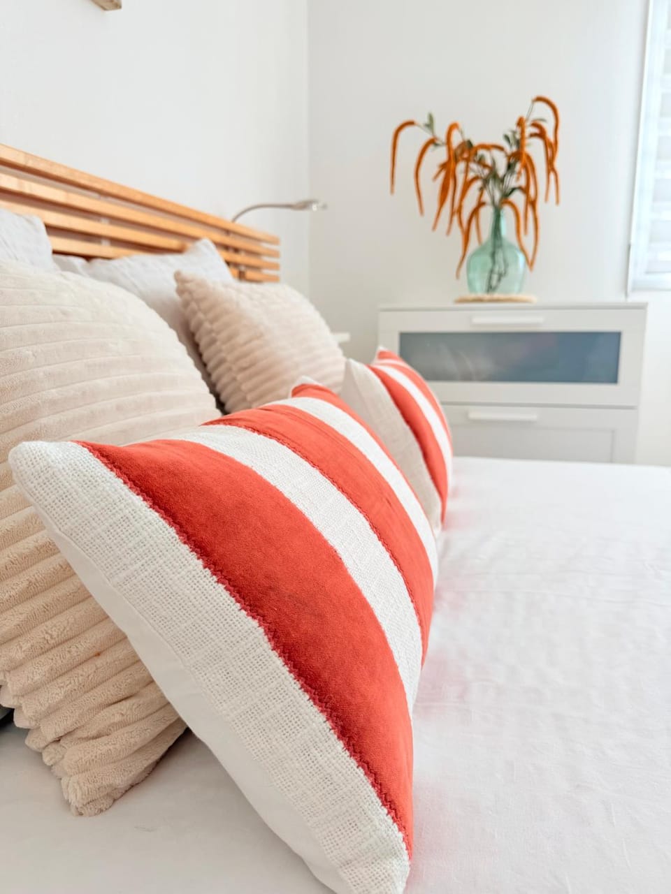 Bed, Photo of the whole room, Decorative detail, Bedroom, Family