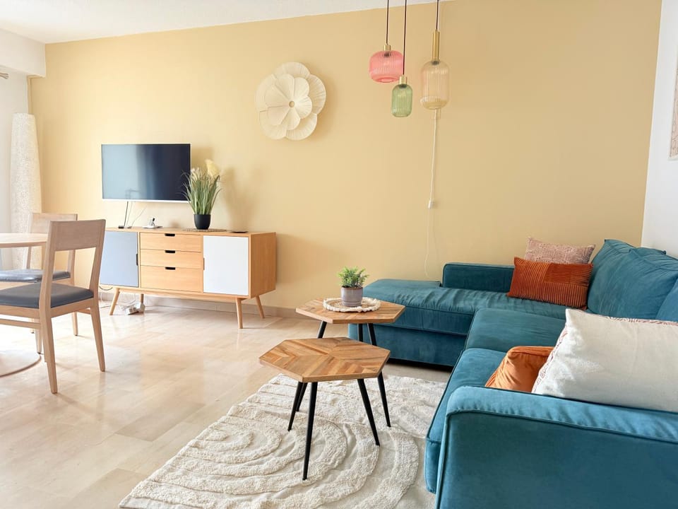 Communal lounge/ TV room, TV and multimedia, Living room, Decorative detail, Seating area