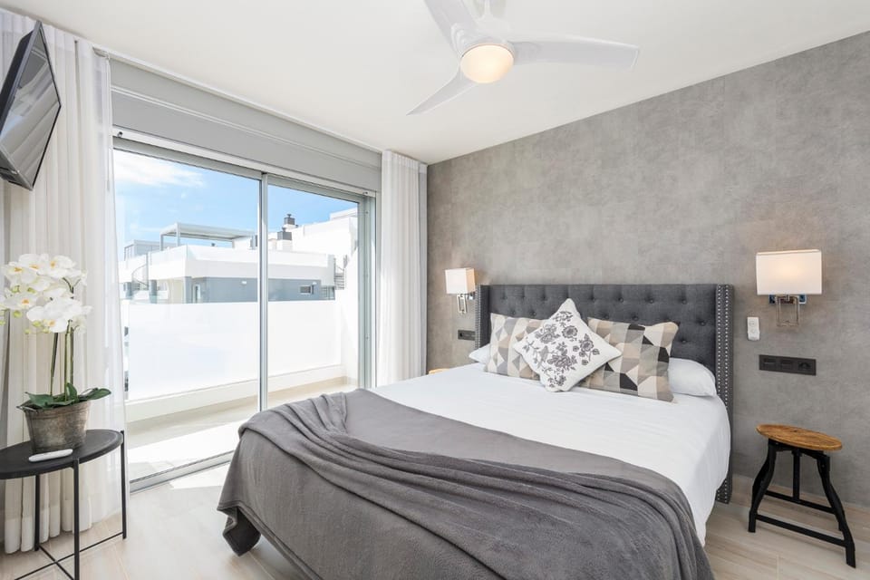 Bed, TV and multimedia, Photo of the whole room, Bedroom