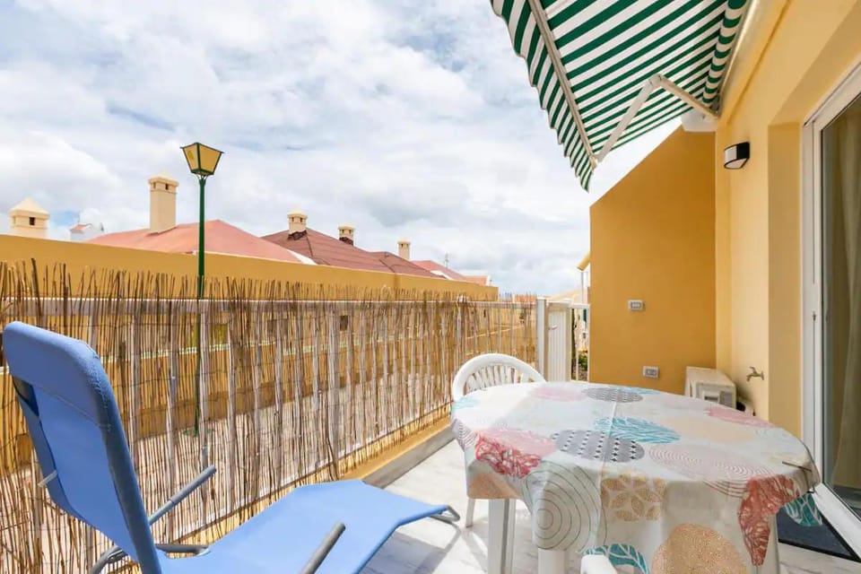 View (from property/room), Balcony/Terrace, Dining area